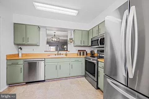 Kitchen - 4318 Sycamore Dr, Hampstead, MD 21074 photo 3 of 3