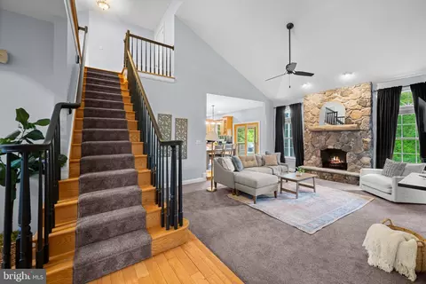 Entry Way - 890 Sumner Ct, Westminster, MD 21158 photo 4 of 9