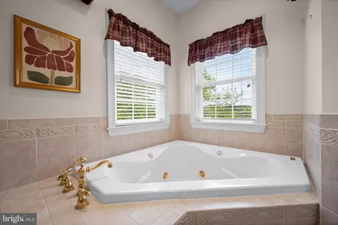 Bath - 890 Sumner Ct, Westminster, MD 21158 photo 3 of 5