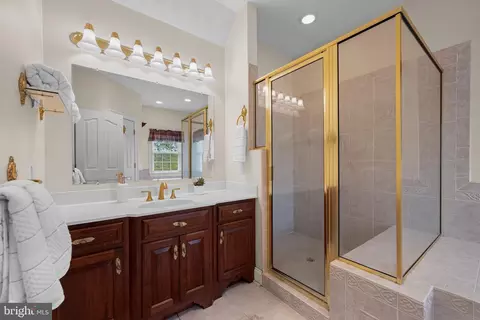Bath - 890 Sumner Ct, Westminster, MD 21158 photo 2 of 5
