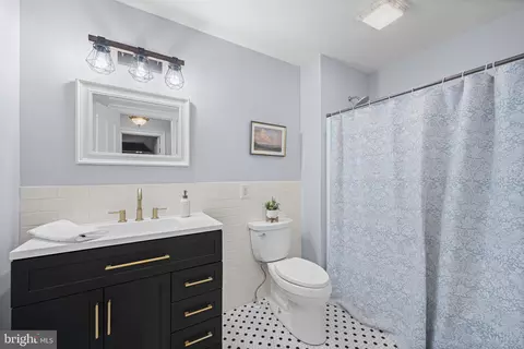 Bath - 890 Sumner Ct, Westminster, MD 21158 photo 4 of 5