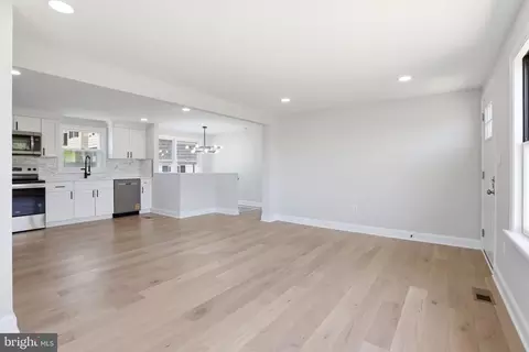 Living - 302 E Thomas St, Union Bridge, MD 21791 photo 3 of 4