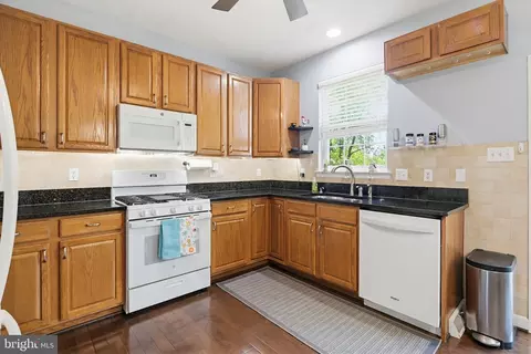 Kitchen - 1804 Harrowsmith Ct, Hampstead, MD 21074 photo 2 of 4