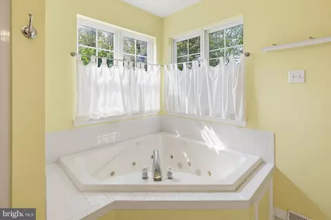 Bath - 1804 Harrowsmith Ct, Hampstead, MD 21074 photo 3 of 6