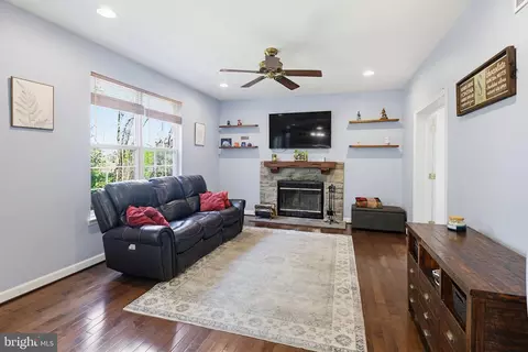 Living - 1804 Harrowsmith Ct, Hampstead, MD 21074 photo 1 of 1