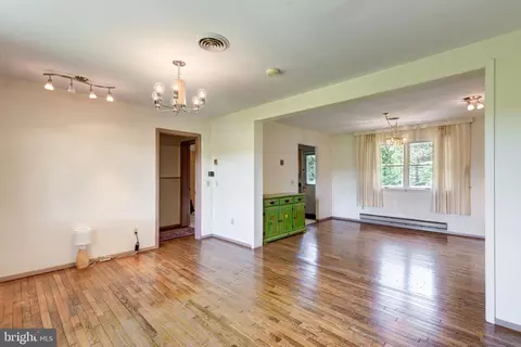 Living - 4300 Maple Grove Rd, Hampstead, MD 21074 photo 3 of 4