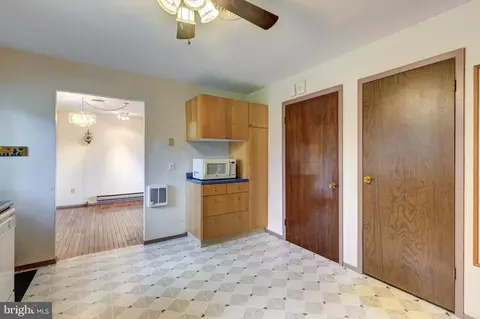 Entry Way - 4300 Maple Grove Rd, Hampstead, MD 21074 photo 3 of 6