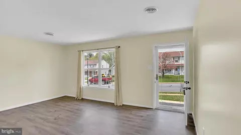 Living - 1402 Burnside Dr, Hampstead, MD 21074 photo 4 of 5