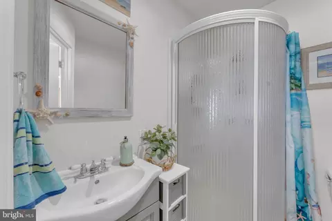 Bath - 8 Broadway St E, Union Bridge, MD 21791 photo 1 of 2