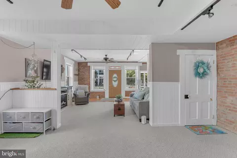 Entry Way - 8 Broadway St E, Union Bridge, MD 21791 photo 2 of 4