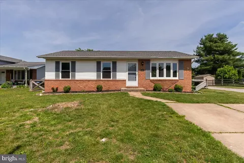 10 Cambridge Ct, Taneytown, MD 21787