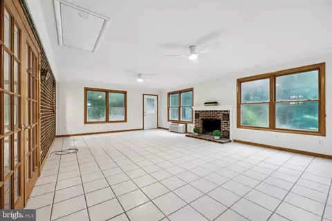 Living - 2404 Braddock Rd, Mount Airy, MD 21771 photo 4 of 8