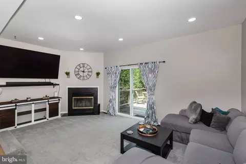 Living - 974 Sugar Maple St, Hampstead, MD 21074 photo 2 of 3