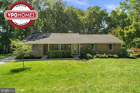 6421 Locust Ln, Sykesville, MD 21784
