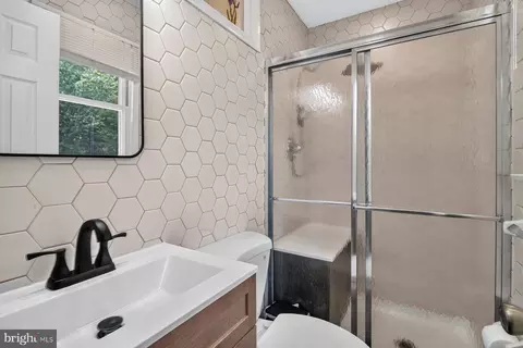 Bath - 4200 Wolf Ct, Hampstead, MD 21074 photo 2 of 3