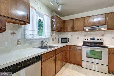 Kitchen - 924 Ruby Ct, Westminster, MD 21158 photo 2 of 4