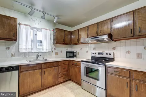 Kitchen - 924 Ruby Ct, Westminster, MD 21158 photo 3 of 4