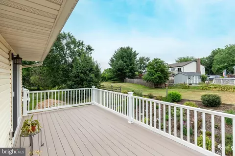 Exterior - 924 Ruby Ct, Westminster, MD 21158 photo 2 of 12