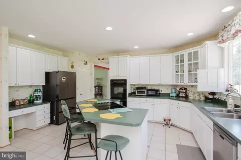 Kitchen - 3805 Devonshire Rd, Hampstead, MD 21074 photo 7 of 10