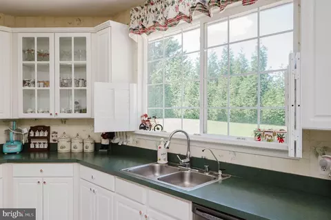 Kitchen - 3805 Devonshire Rd, Hampstead, MD 21074 photo 5 of 10