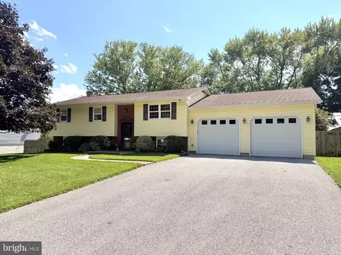 5902 Lawrence Dr, Sykesville, MD 21784
