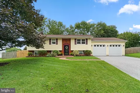 5902 Lawrence Dr, Sykesville, MD 21784