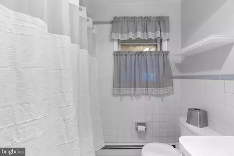 Bath - 724 William Ave, Westminster, MD 21157 photo 2 of 4