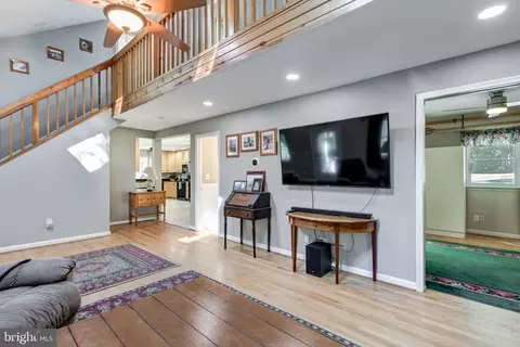 Entry Way - 1827 Benedict Rd, Westminster, MD 21157 photo 2 of 5