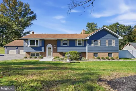 6916 Stratford Dr, Sykesville, MD 21784