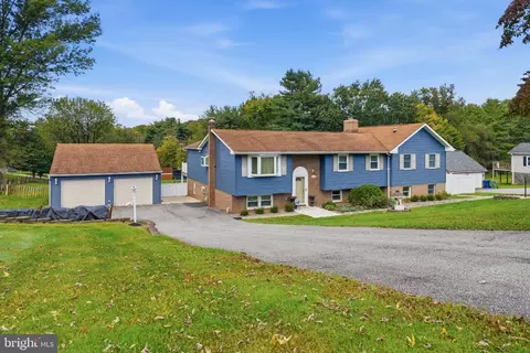 6916 Stratford Dr, Sykesville, MD 21784