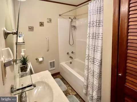 Bath - 1006 Willowmere Ln, Cambridge, MD 21613 photo 1 of 4