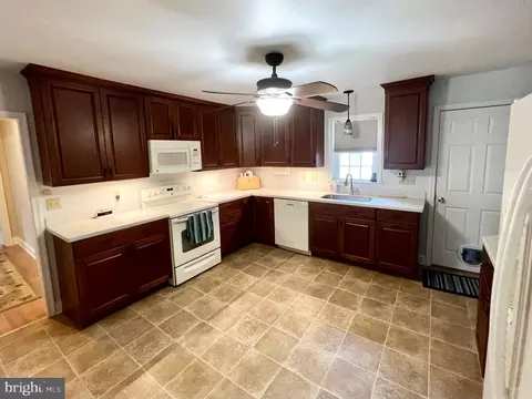 Kitchen - 1006 Willowmere Ln, Cambridge, MD 21613 photo 6 of 10