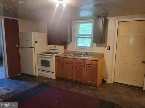 Entry Way - 1008 Phillips St, Cambridge, MD 21613 photo 5 of 6