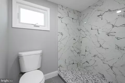 Bath - 105 Main St N, Hurlock, MD 21643 photo 2 of 5