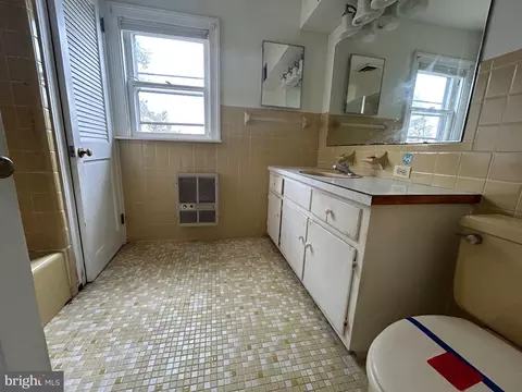 Bath - 1256 Hudson Rd, Cambridge, MD 21613 photo 2 of 3