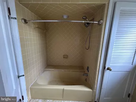 Bath - 1256 Hudson Rd, Cambridge, MD 21613 photo 1 of 3