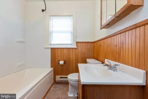 Bath - 902 Hudson Rd, Cambridge, MD 21613 photo 1 of 3