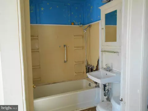Bath - 323 W End Ave, Cambridge, MD 21613 photo 2 of 2