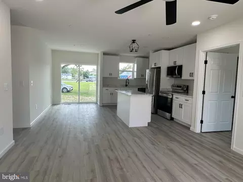 Living - 107 Broad St, Hurlock, MD 21643 photo 2 of 2