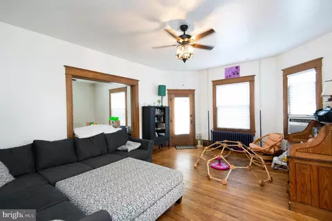 Living - 404 Academy St, Hurlock, MD 21643 photo 4 of 7