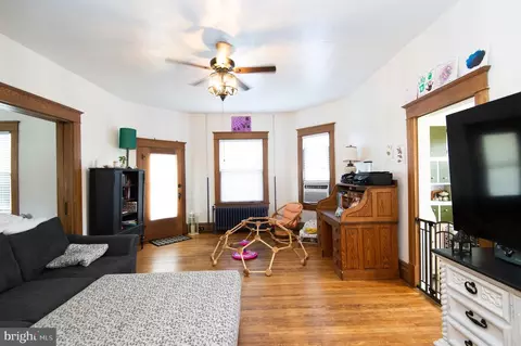 Living - 404 Academy St, Hurlock, MD 21643 photo 5 of 7