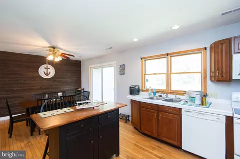 Kitchen - 6422 Suicide Bridge Rd, Hurlock, MD 21643 photo 2 of 4