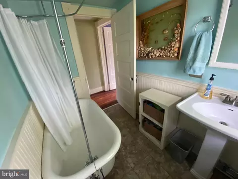 Bath - 406 Robbins St, Cambridge, MD 21613 photo 4 of 4