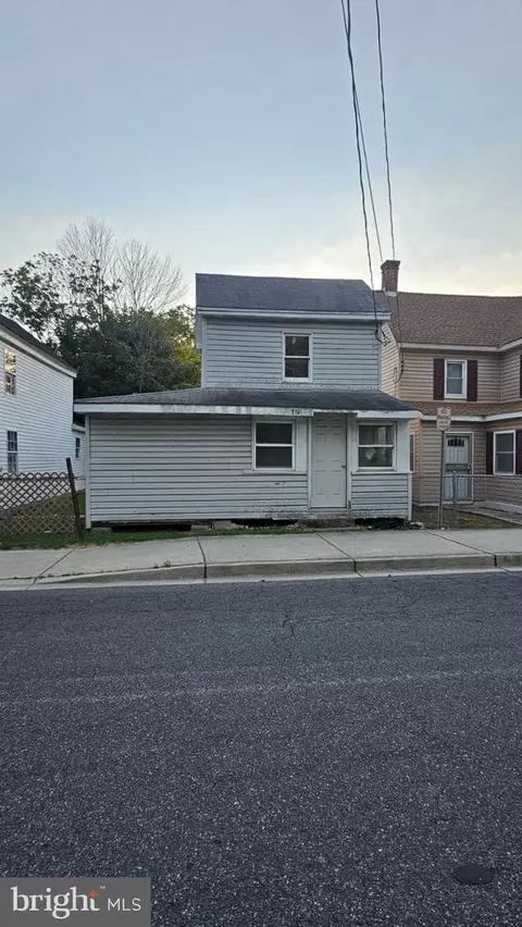 719 Pine St, Cambridge, MD 21613 photo 2