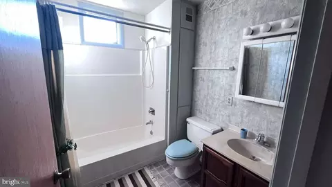 Bath - 1716 Hudson Rd, Cambridge, MD 21613 photo 1 of 1