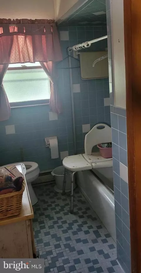 Bath - 805 Robbins St, Cambridge, MD 21613 photo 1 of 2