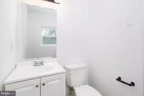 Entry Way - 305 Noble St, Hurlock, MD 21643 photo 2 of 3