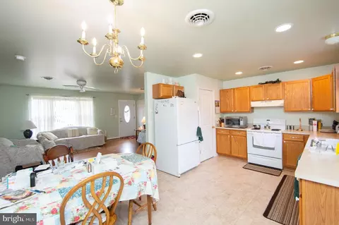 Kitchen - 118 Jackson St, Hurlock, MD 21643 photo 1 of 3