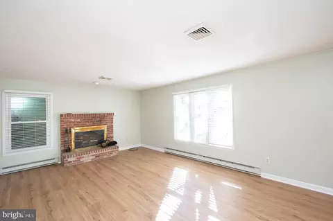 Living - 5546 Bonnie Brook Rd, Cambridge, MD 21613 photo 3 of 6