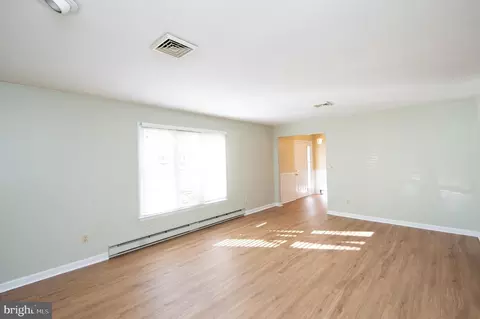 Living - 5546 Bonnie Brook Rd, Cambridge, MD 21613 photo 4 of 6